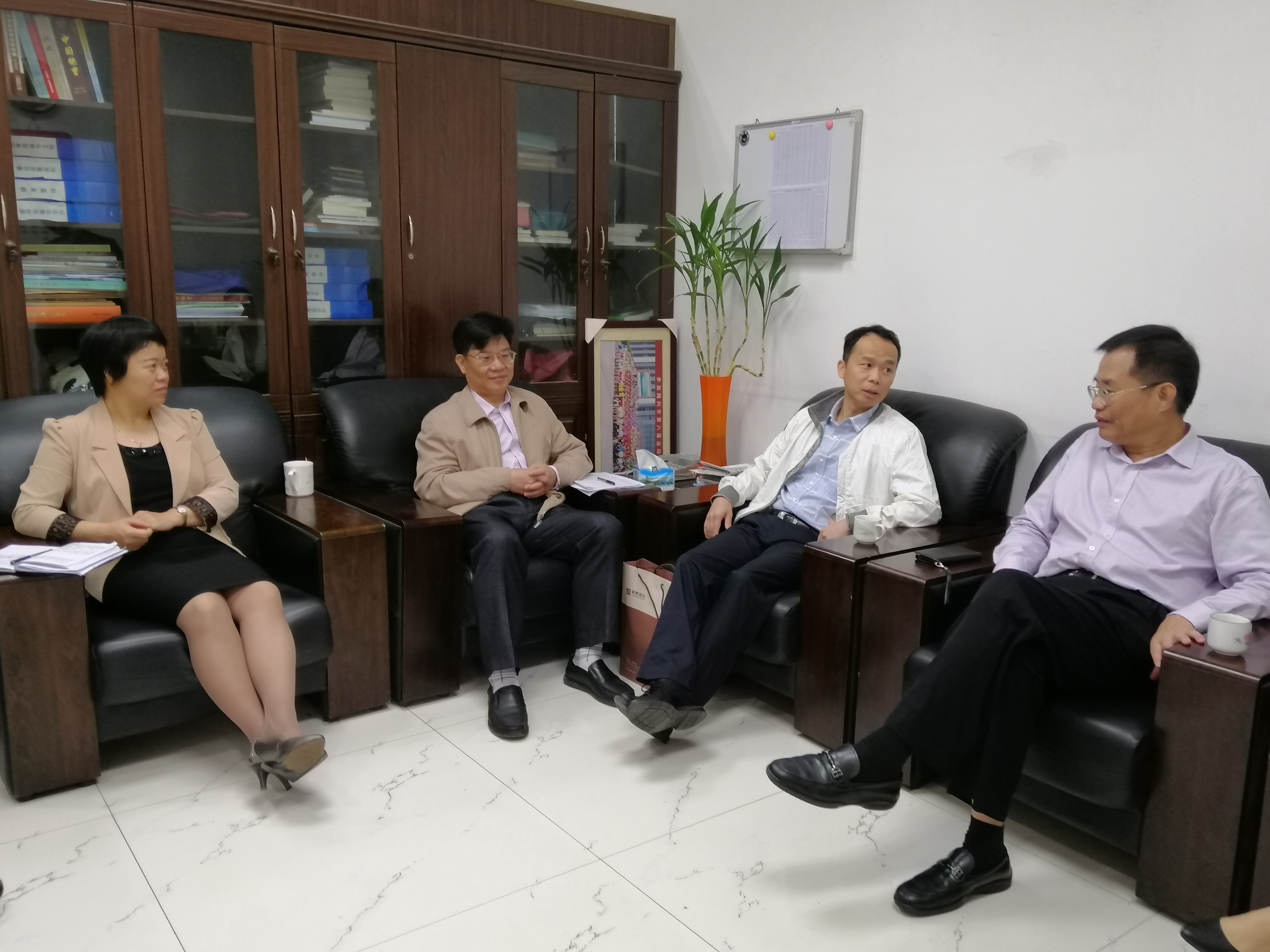 兴宁市教育局局长罗丽思、副局长张新金与调研小组亲切交流